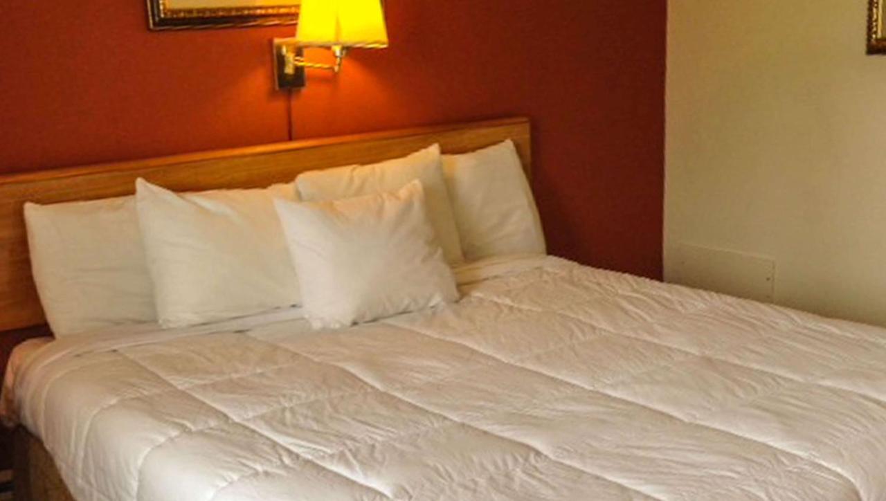 Rodeway Inn Manchester Bagian luar foto